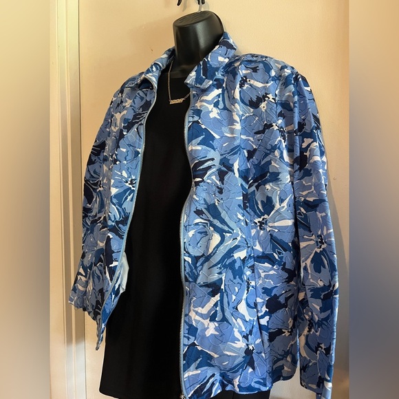 Stylish Blue & White Zip-Up Jacket - Picture 3 of 8